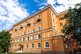 Многоквартирный кирпичный дом в Сталинском неоклассицизме